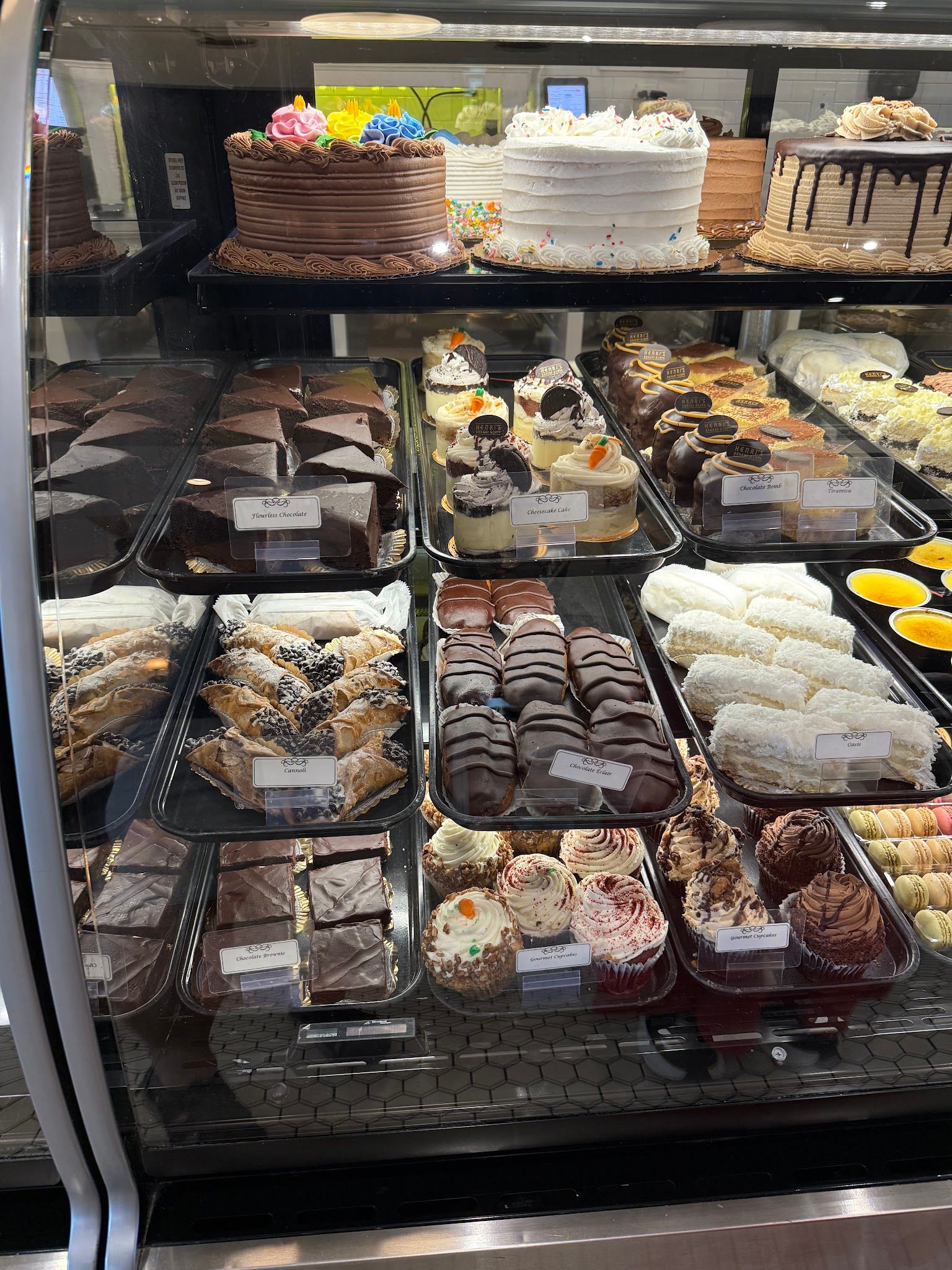 Henri's Bakery & Deli